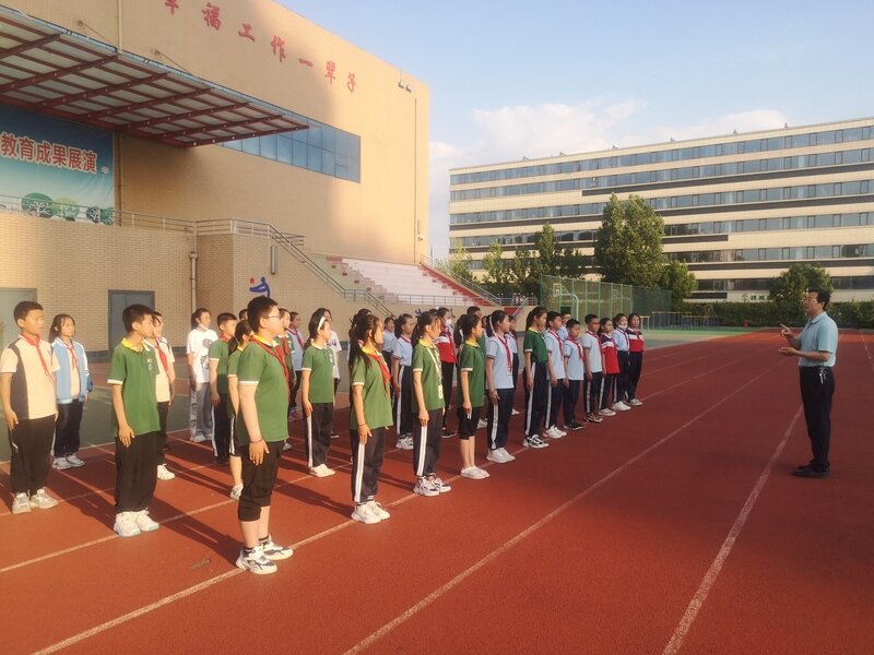 东营经济技术开发区英才小学六一儿童节前夕举行国旗护卫队换届仪式