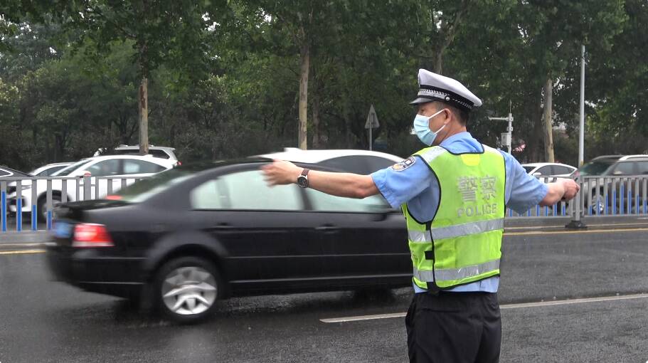 淄博張店交警雨中執勤助夢啟航