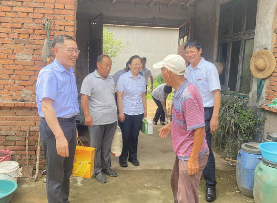 6969走访过程中,焦晓华代表临沂中行党委与老党员促膝长谈,向他们