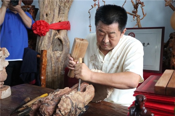 百年非遗看滨州沾化枣木雕刻巧手打造赋予倒下的枣树新生命