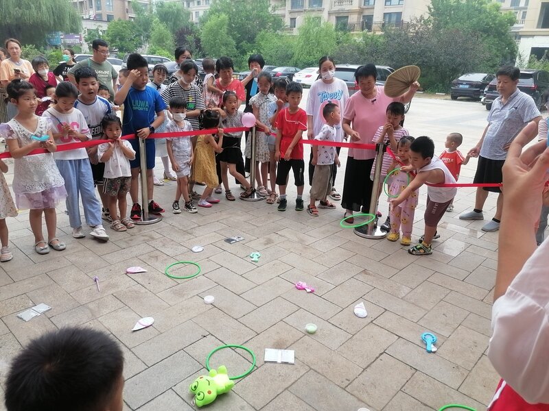 德州市天衢新区宋官屯街道江南水郡社区开展趣味套圈圈比赛