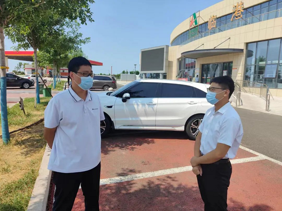 莒南县团林镇党委副书记,镇长朱泉城督导高速出入口,服务区疫情防控