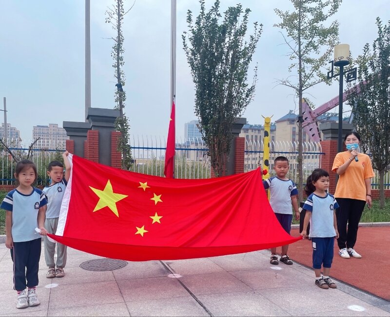 喜迎二十大 童心永向黨--東營市東營區史口鎮中心幼兒園分園開展升旗