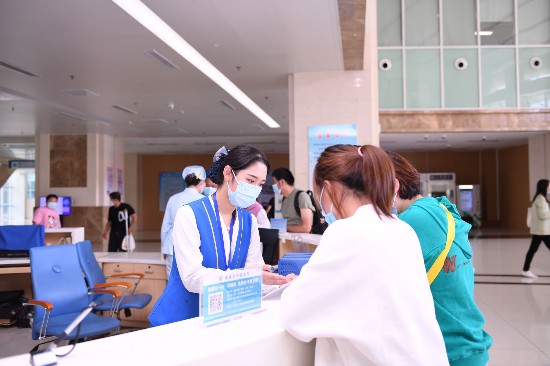 近日，在济宁市第一人民医院，分诊台工作人员向患者介绍免费续诊政策。