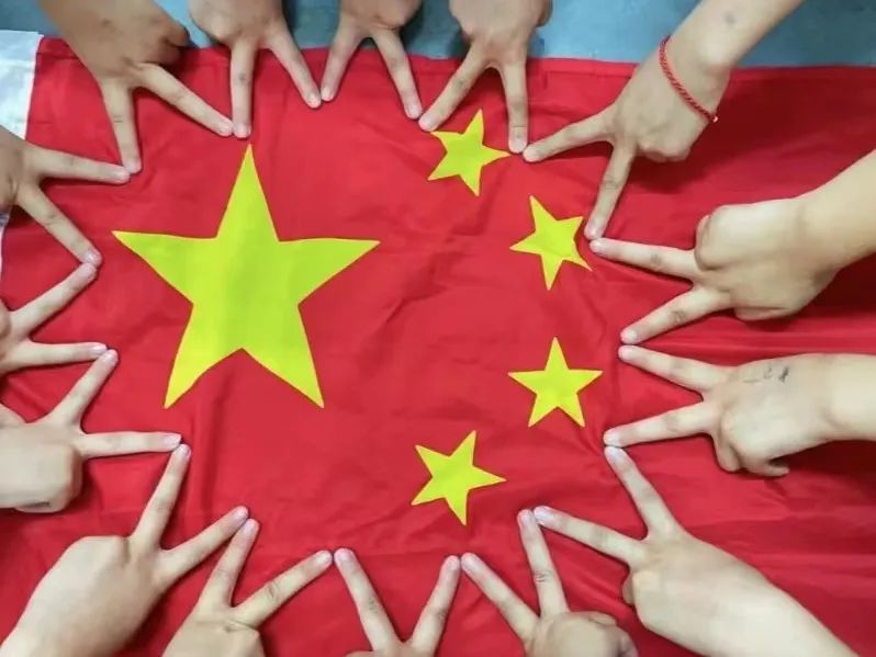 兰陵县新兴镇中心小学开展向国旗敬礼创意照征集活动