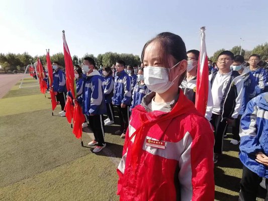 菏泽鲁西新区陈集镇中学举行疫情防控 你我有责主题升旗仪式