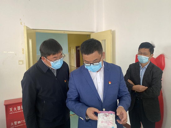 莒南县相沟镇党委书记刘祥军一行到幼儿园督导检查疫情