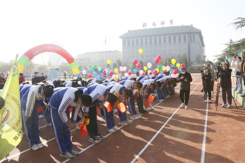 同心共築夢 永遠跟黨走——濟南市萊蕪陳毅中學舉行2022年十四歲集體