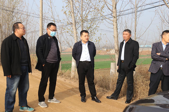 莒南县委办公室副主任谭飞到石莲子镇督导重点项目建设工作