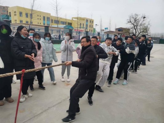 济宁市汶上县白石镇中学组织开展健身拔河比赛