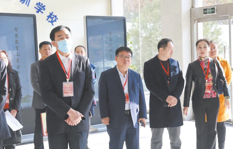 槐荫区政协委员之家揭牌仪式在济南市图书馆举行,张泉(右)受邀为槐荫