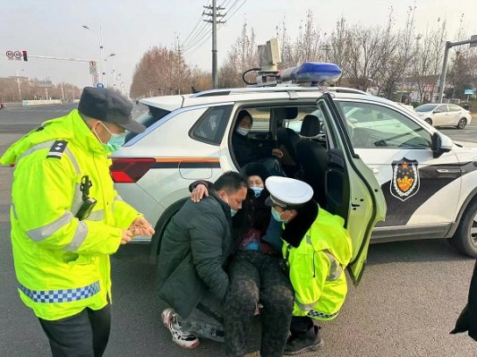 淄博周村群众事故受伤警车秒变急救车