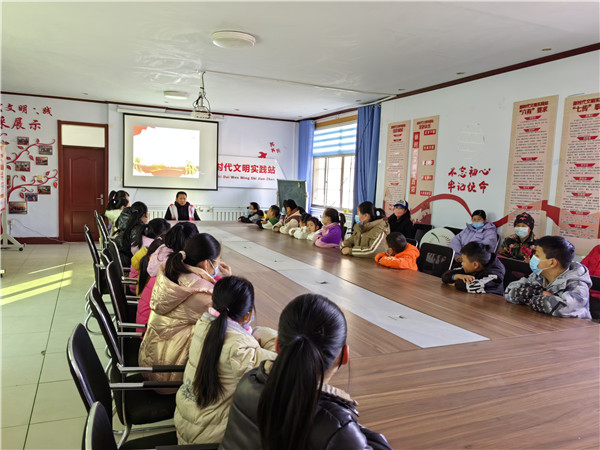宋官屯街道张官屯社区开展传承红色精神争做时代新人青少年宣讲活动