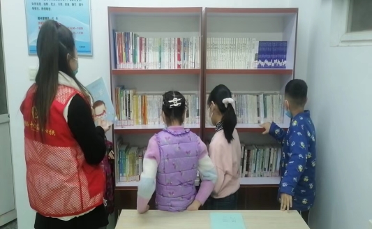 济宁市任城区金城街道长安社区开展绘制阳光童年儿童读书活动