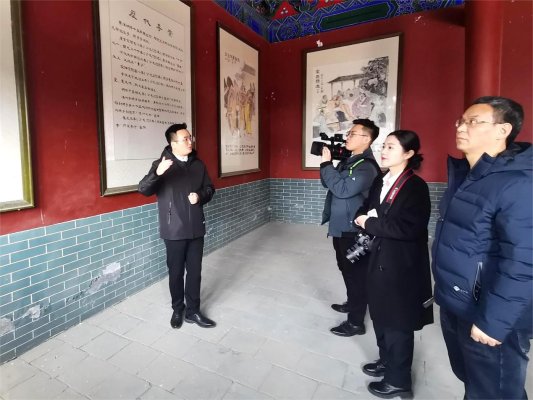 庞法聪正在闵子祠大殿里讲解