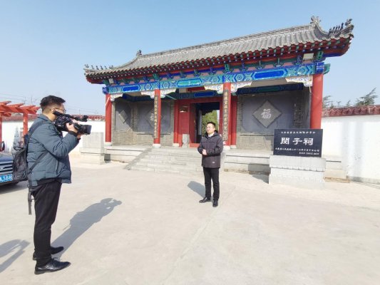 庞法聪通过网络直播宣讲孝贤文化