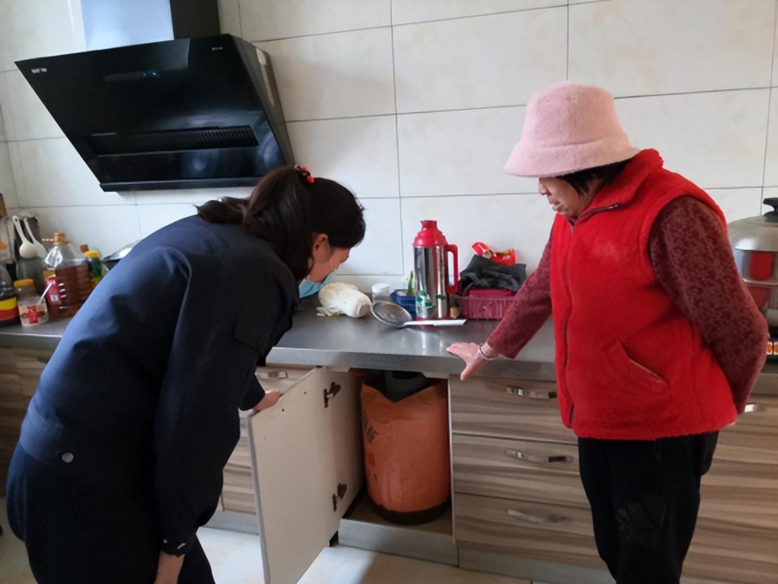 网格员入户宣传安全用电,用气活动