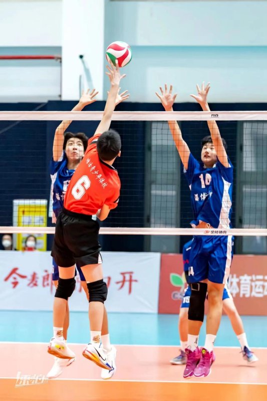 6969淄博十中的初中排球队一直保持在全省前两名,全国前八名的