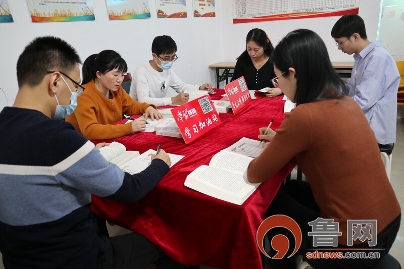 烟台莱州市玉龙社区悦读书荟从指尖到身边沉浸式学习强国新风尚