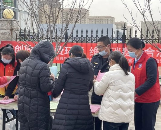 建行莒县支行的青年员工们走进岳家村小学和岳家村市场,对社区居民