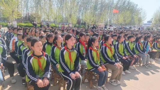 济宁市嘉祥县金屯镇薛庄海阳小学开展颂红色经典树国防理念解放军进
