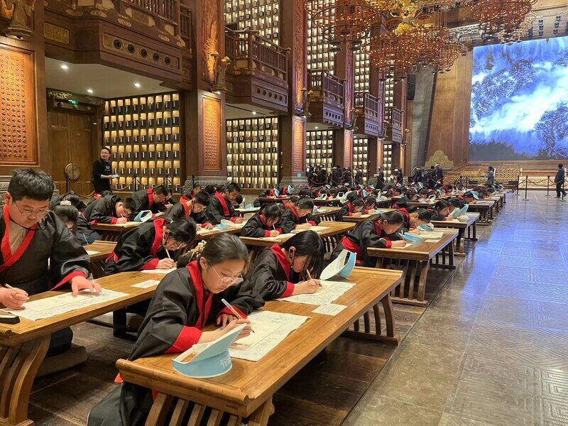 6969孔子大学堂是儒家文化的艺术殿堂,是一座巍峨的思想宫殿,传授