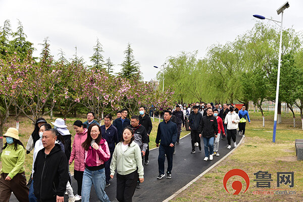 環秀湖水天一色,公園內綠意萌生.