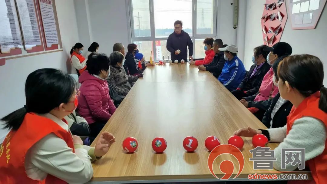 烟台莱州市文运社区开展老年大学高智尔球课程培训