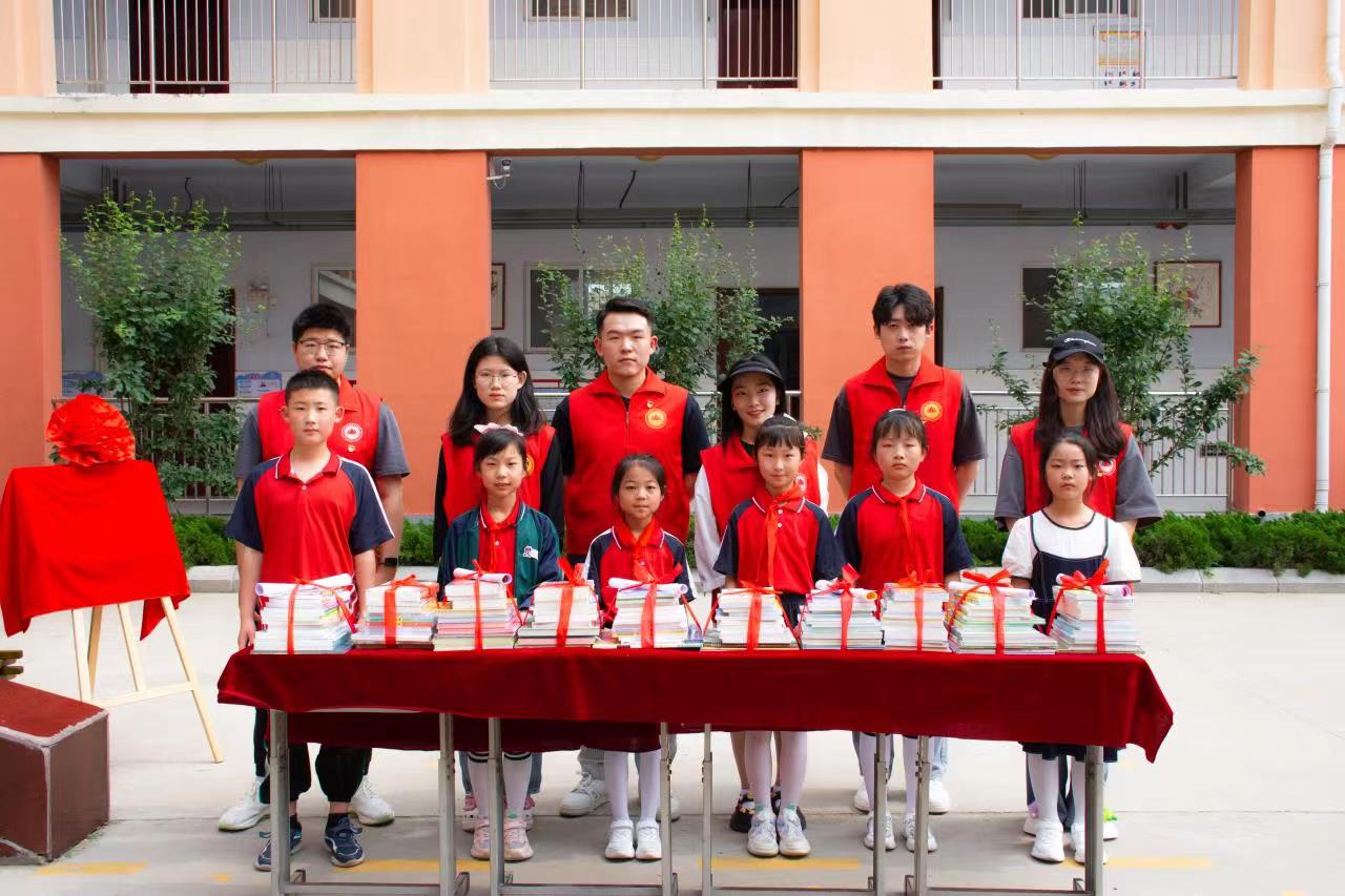 泰山科技学院和泰安市岱岳区山口镇东碾疃学校举行图书馆共建图书捐赠