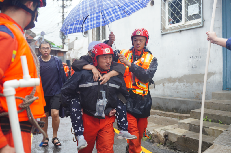 北京已转移群众超5万人 2千余名武警官兵抢险救灾 强降雨救援最新情况