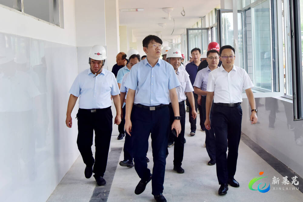 69698月1日上午,莱芜区领导王宁,张立军调研城区新建学校建设情况