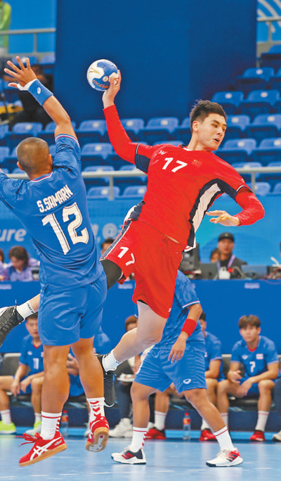 9月24日，男子手球小组赛，中国体育代表团选手胡晋铭（右）在比赛中。新华社记者 王鹏摄