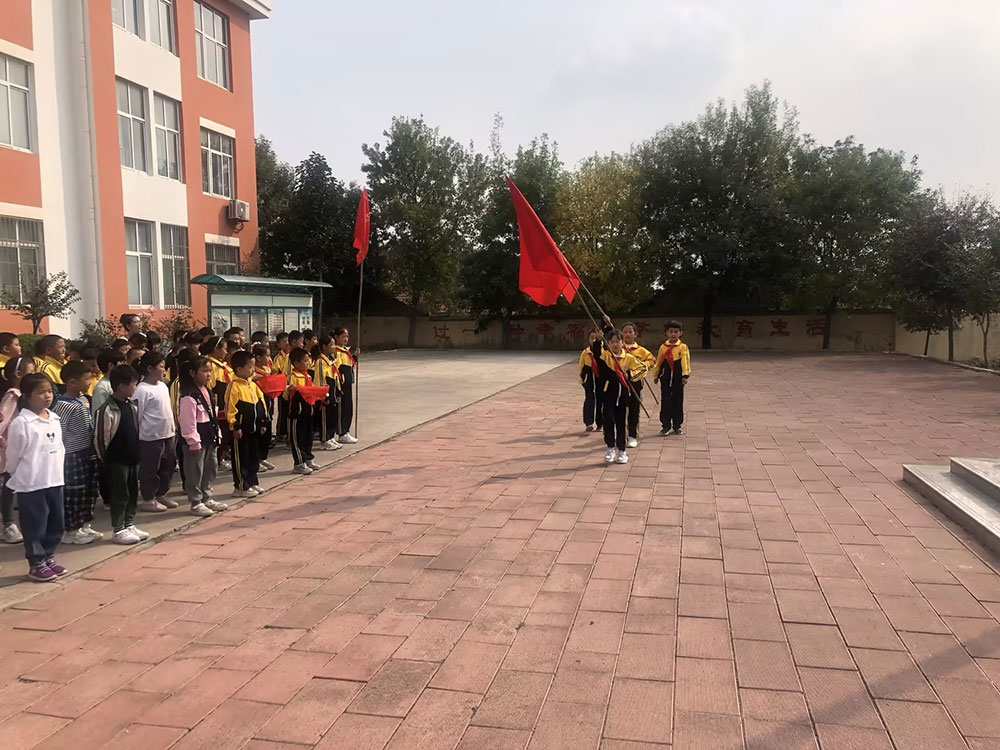 莒县东莞镇鞠家窑小学举行2022级第二批少先队员入队活动