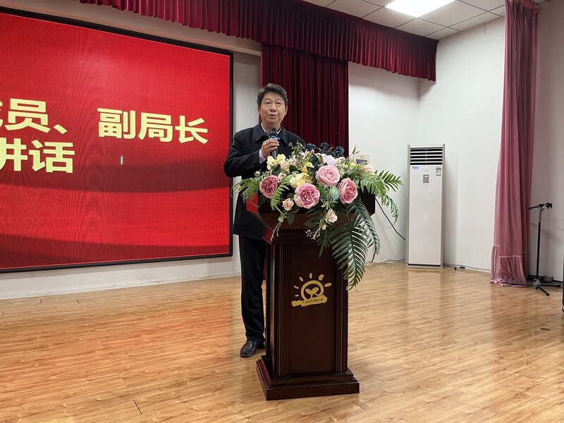 活动伊始,牛庄镇副镇长宋晶晶和东营区教育局党组成员,副局长