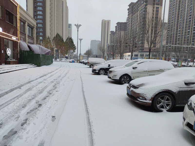 城市小区雪景图片