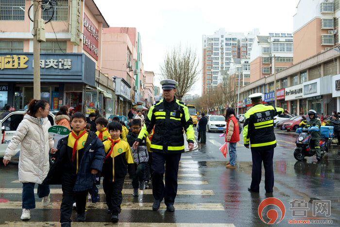 枣庄市公安局山亭分局：阳春三月学雷锋，交警护学暖人心