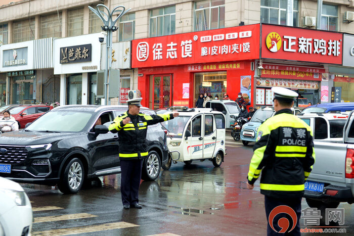 枣庄市公安局山亭分局：阳春三月学雷锋，交警护学暖人心