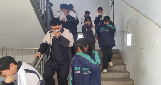 沂源县西里中学消防演练进校园共筑安全防火墙