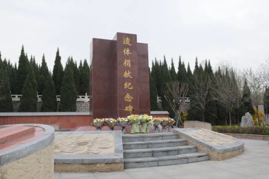 4月3日上午,潍坊市红十字会在昌乐县烈士陵园(青山公墓)举行清明缅怀