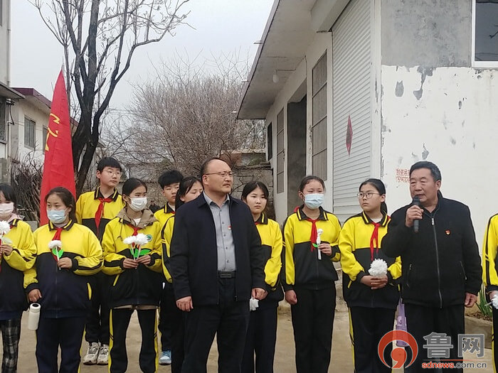 枣庄市市中区永安镇中心小学开展清明节祭扫活动