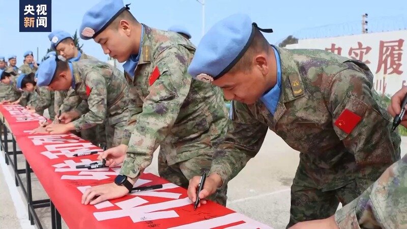 中国赴黎维和部队清明祭奠维和烈士