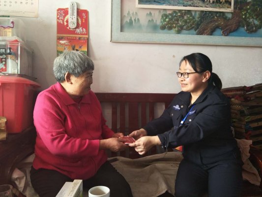 2019年腊月，王贝贝帮助网格内的高龄老人提取养老金