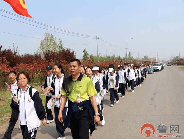 枣庄市市中区实验中学开展赴青春之约 行励志之路远足活动