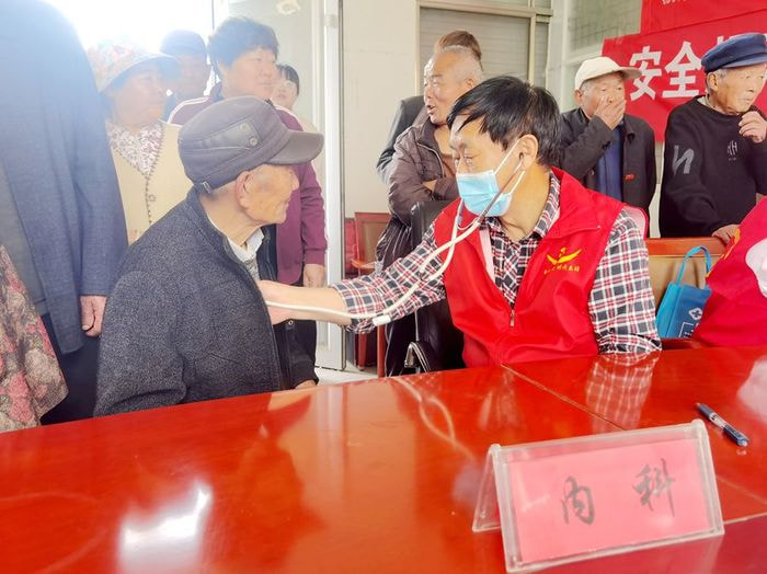 薛城区人民医院到周营镇沙井村开展"春风送暖 健康" -
