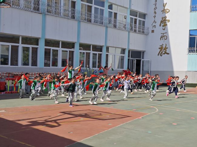 济南市市中区永长街幼儿园举行轻器械操展示暨亲子运动会活动