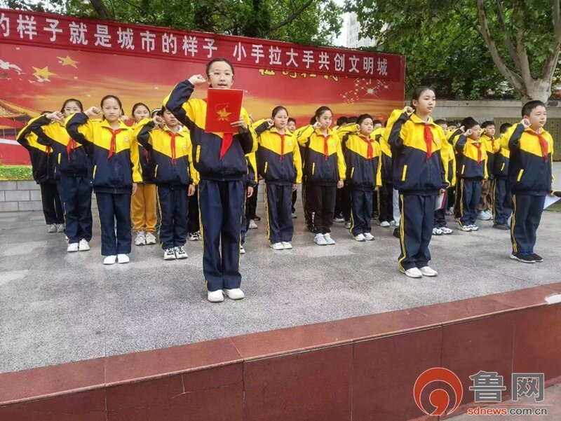 枣庄市中区光明路小学举办防欺凌宣誓签名活动
