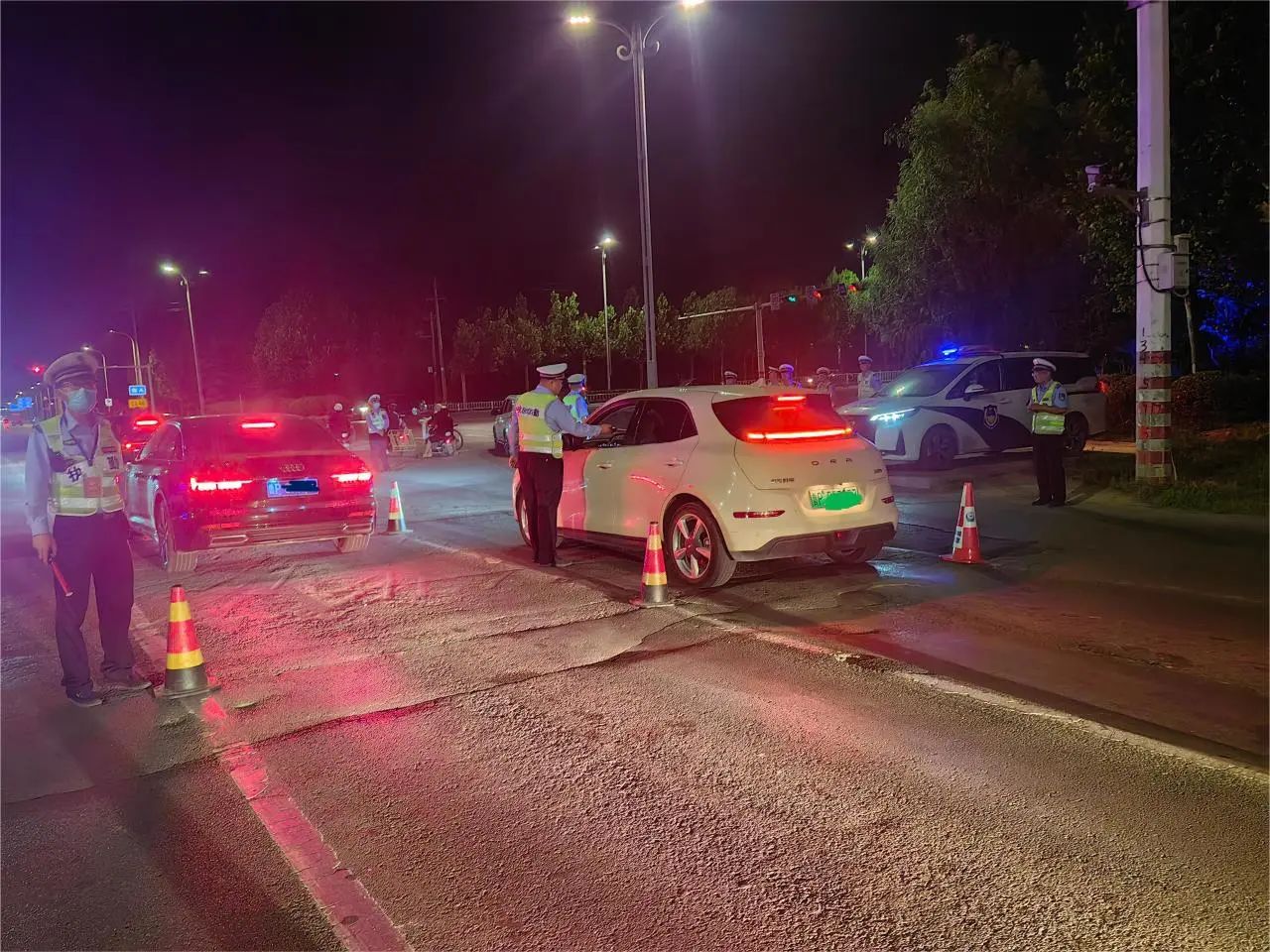 聊城市东昌府交警:夜查酒驾不放松