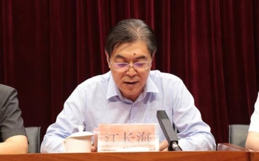 青岛市民营经济发展局副局长江长海和市北区政府副区长严俊共同为