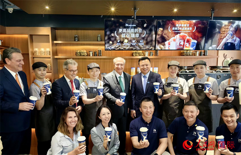 巴西副总统阿尔克明在北京某咖啡店推广巴西咖啡。人民网记者 符园园摄