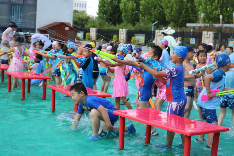 —东营市东营区蓝天幼儿园开展水枪大战活动